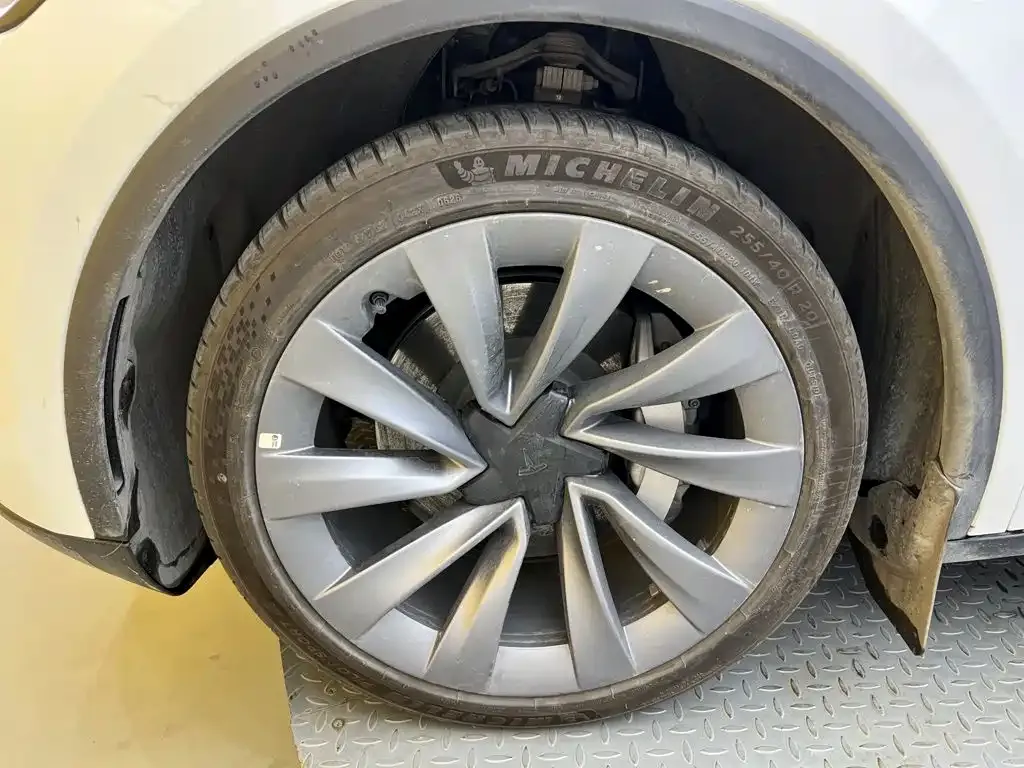 Tesla Model Y — фото 8