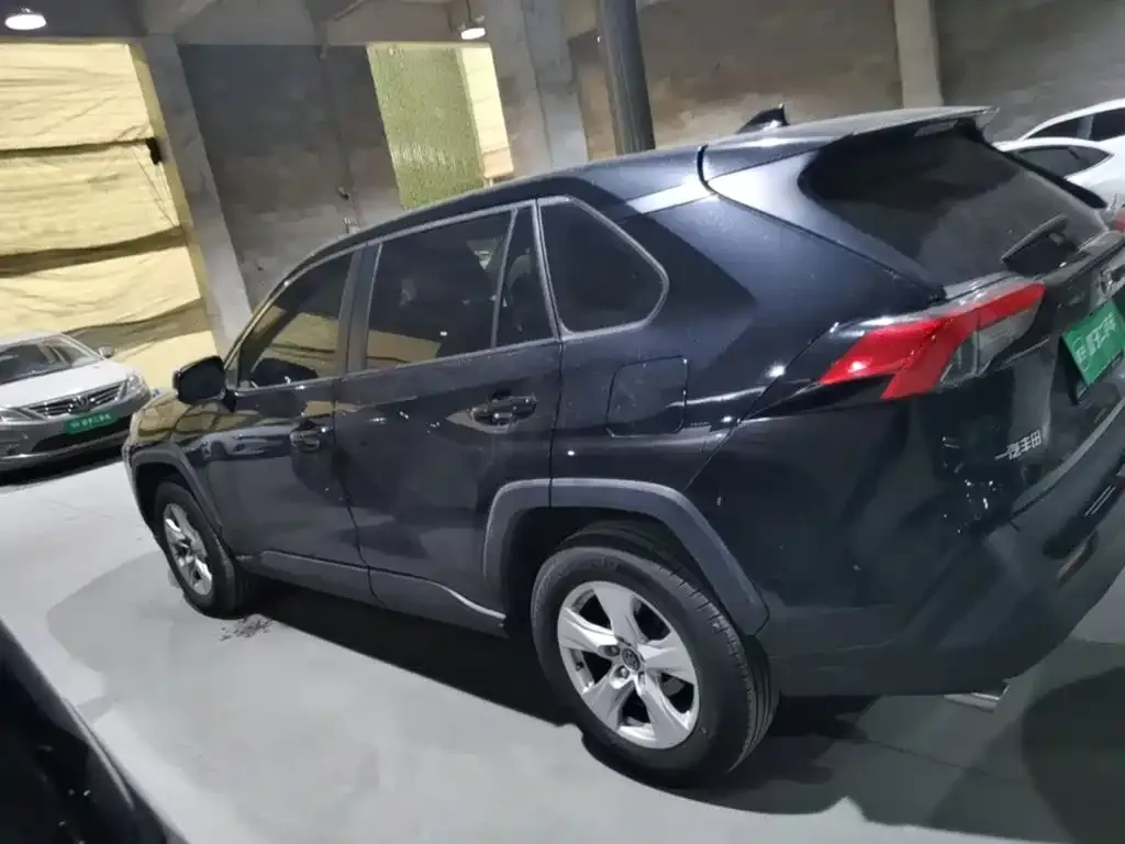 Toyota RAV4 — фото 5