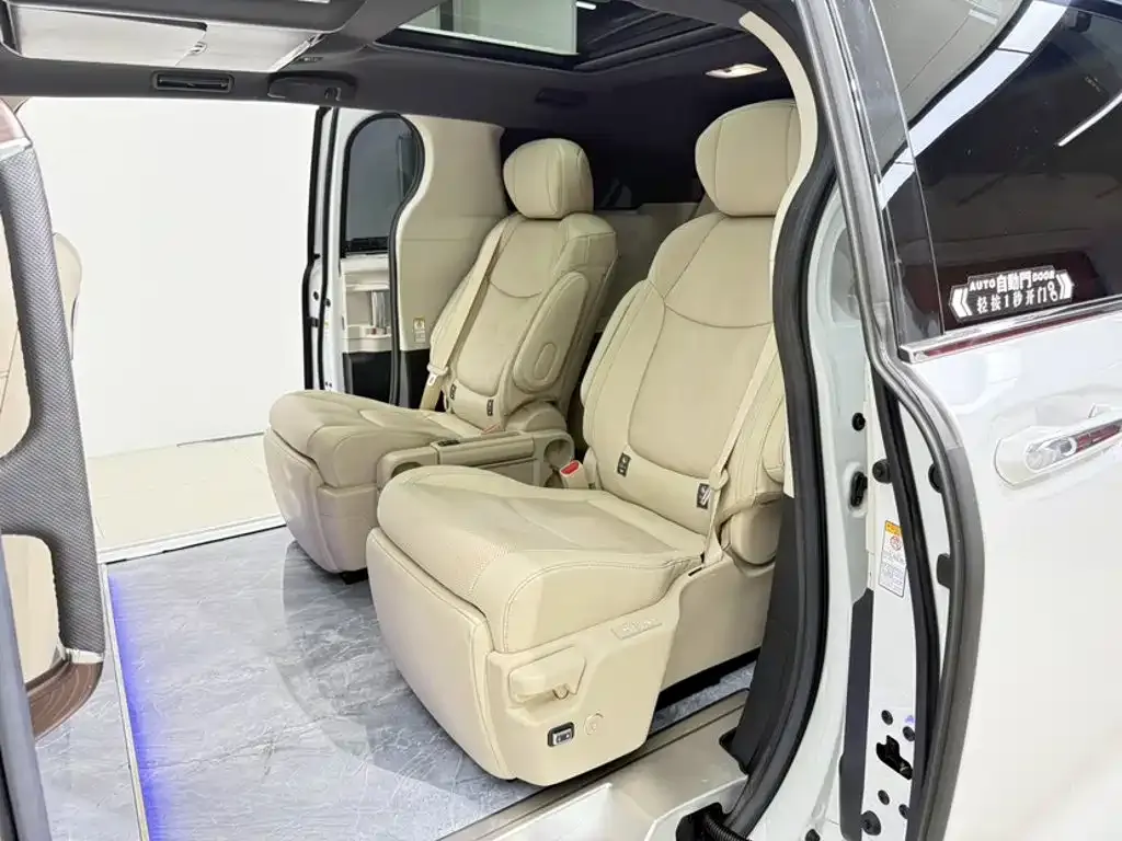 Toyota Sienna — фото 3