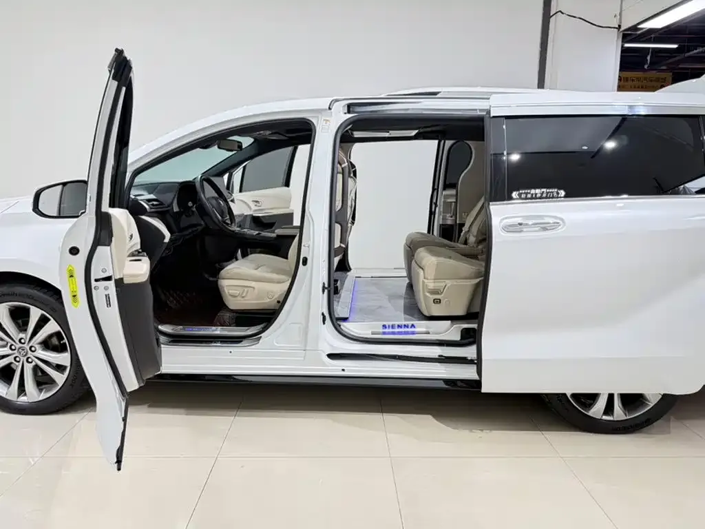Toyota Sienna — фото 5