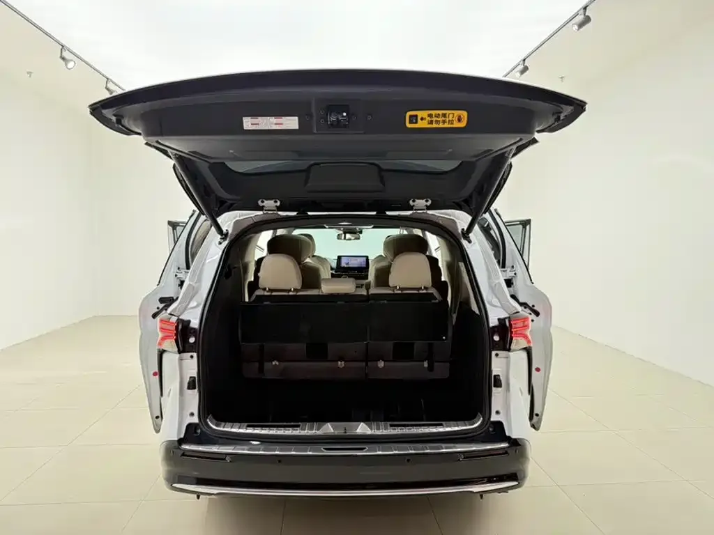 Toyota Sienna — фото 7