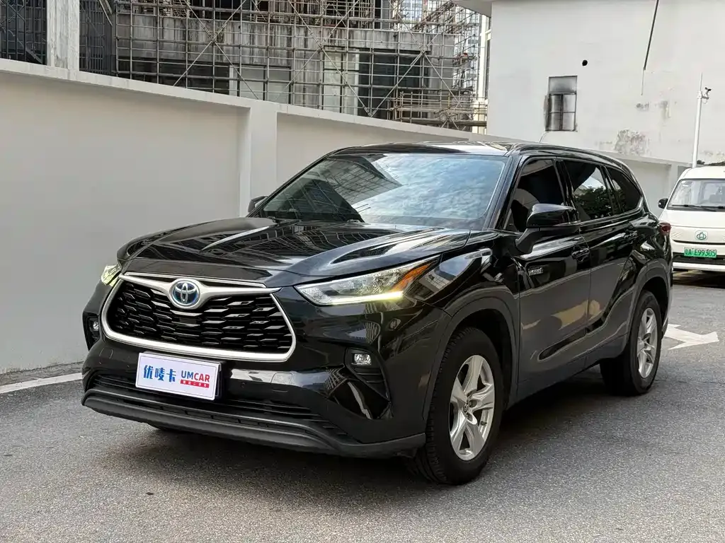 Toyota Highlander — фото 1