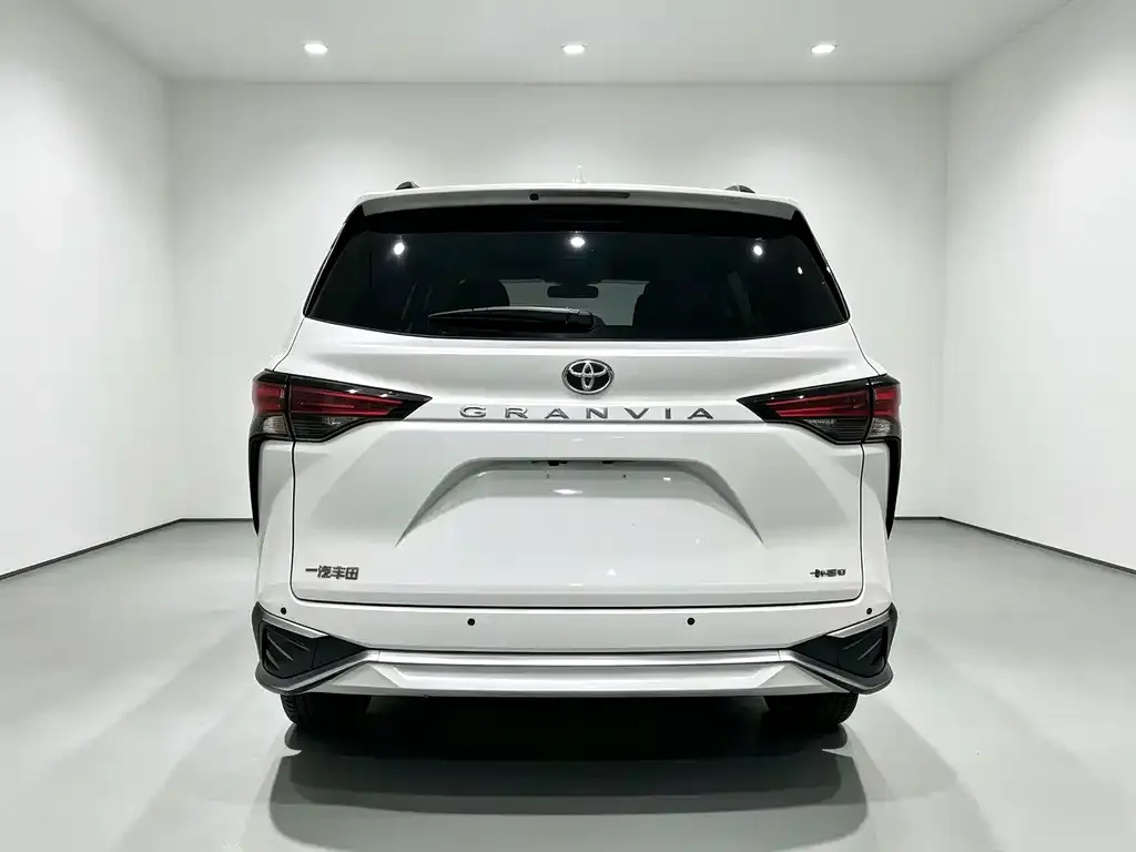 Toyota Granvia — фото 7