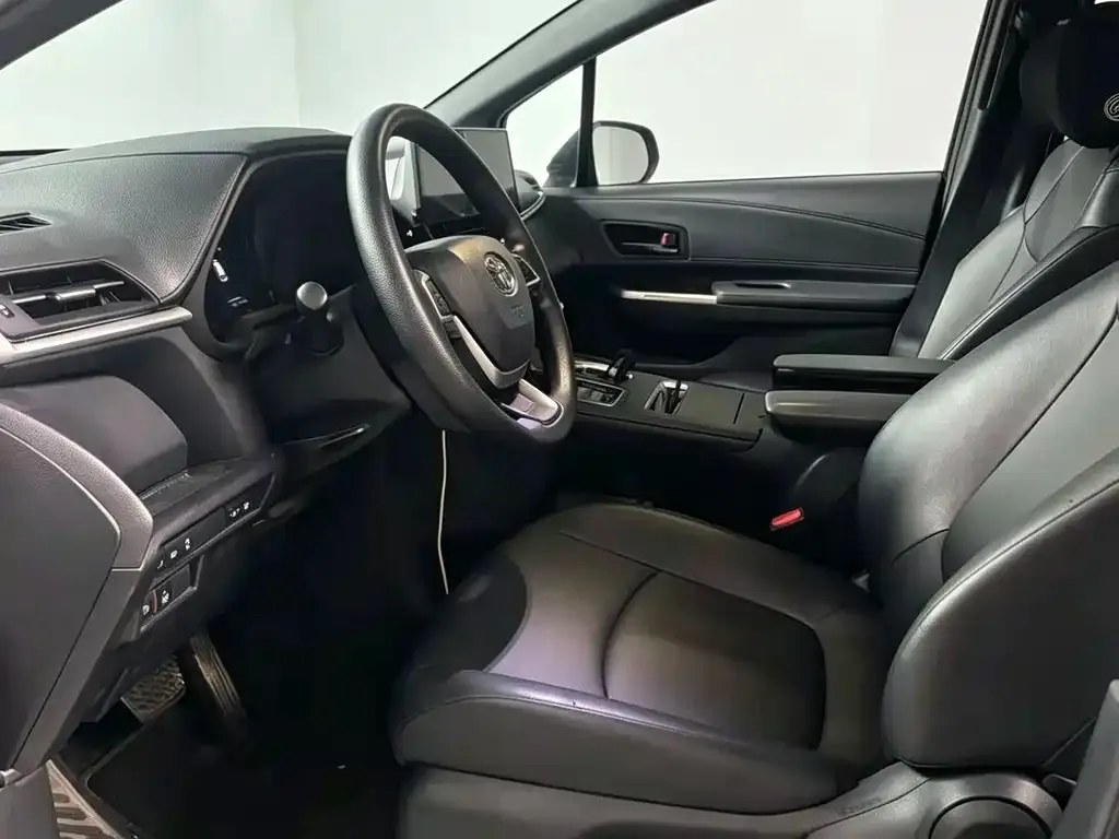 Toyota Granvia — фото 4
