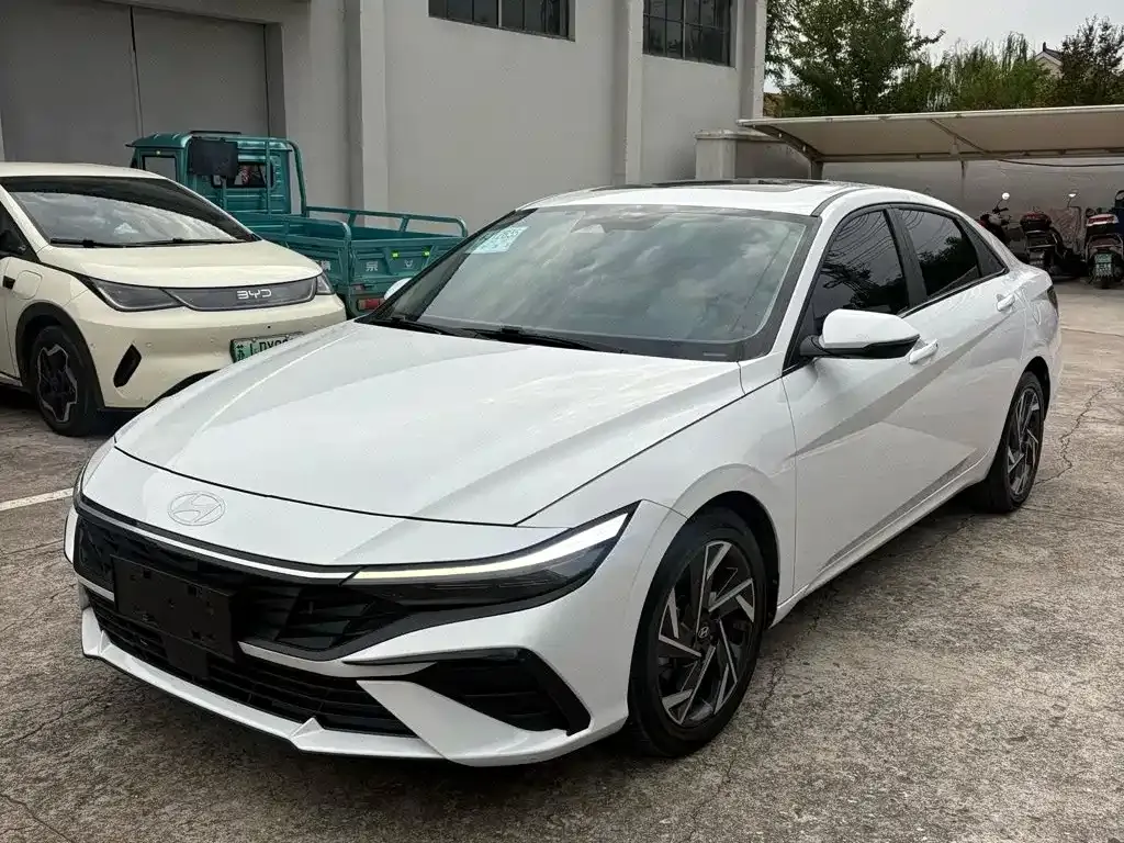 Hyundai Elantra — фото 1