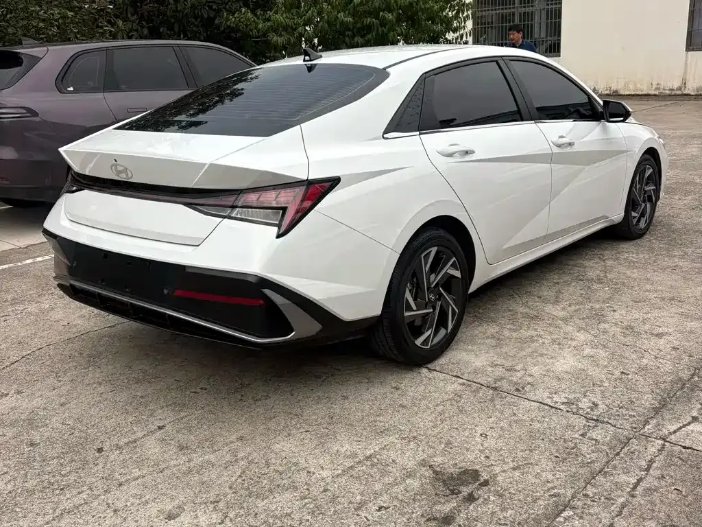 Hyundai Elantra — фото 5