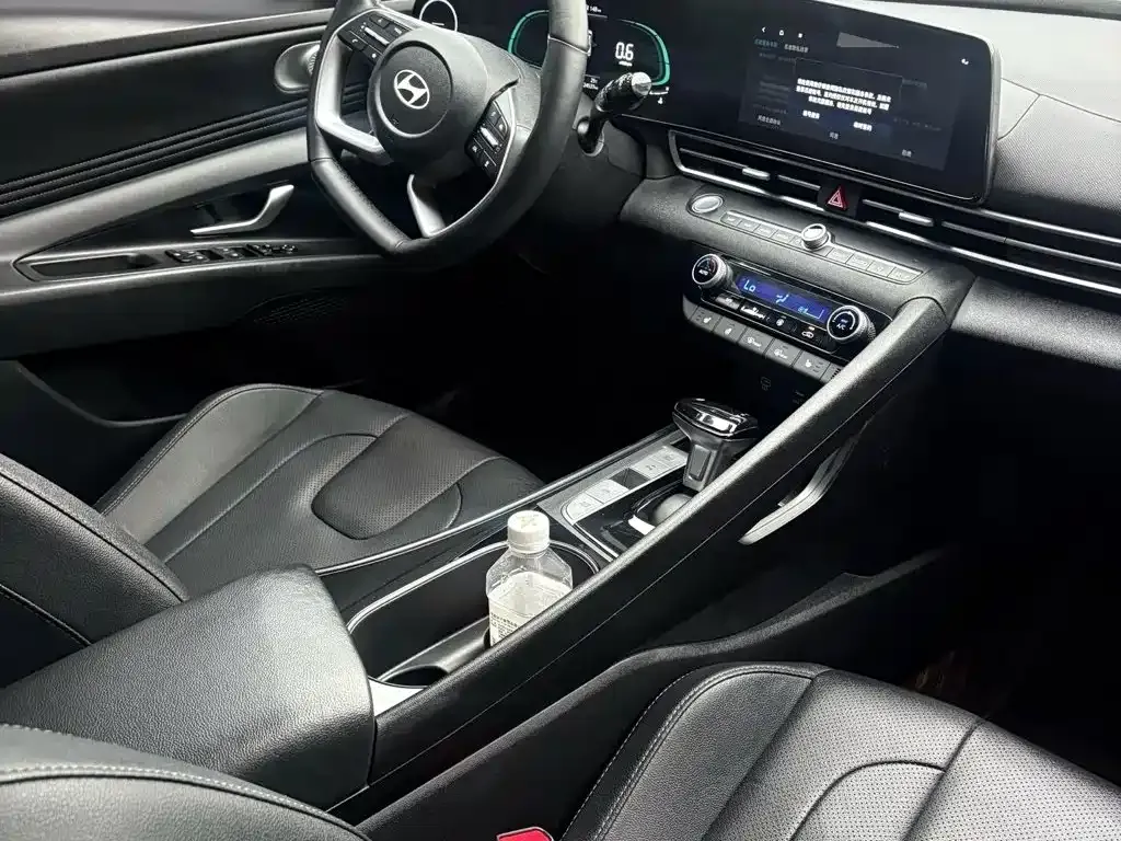 Hyundai Elantra — фото 4