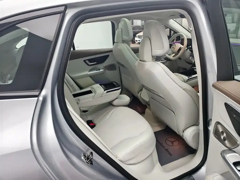 Mercedes-Benz EQE SUV — фото 7