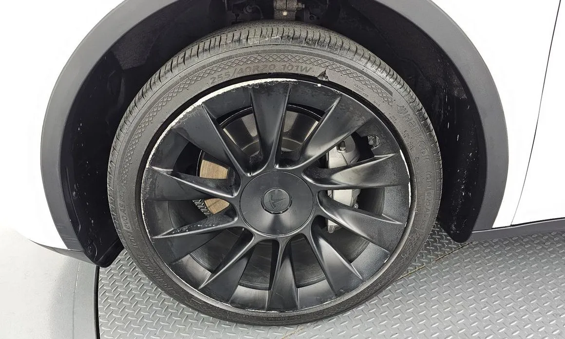 Tesla Model Y — фото 10