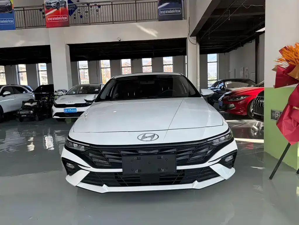 Hyundai Elantra — фото 1