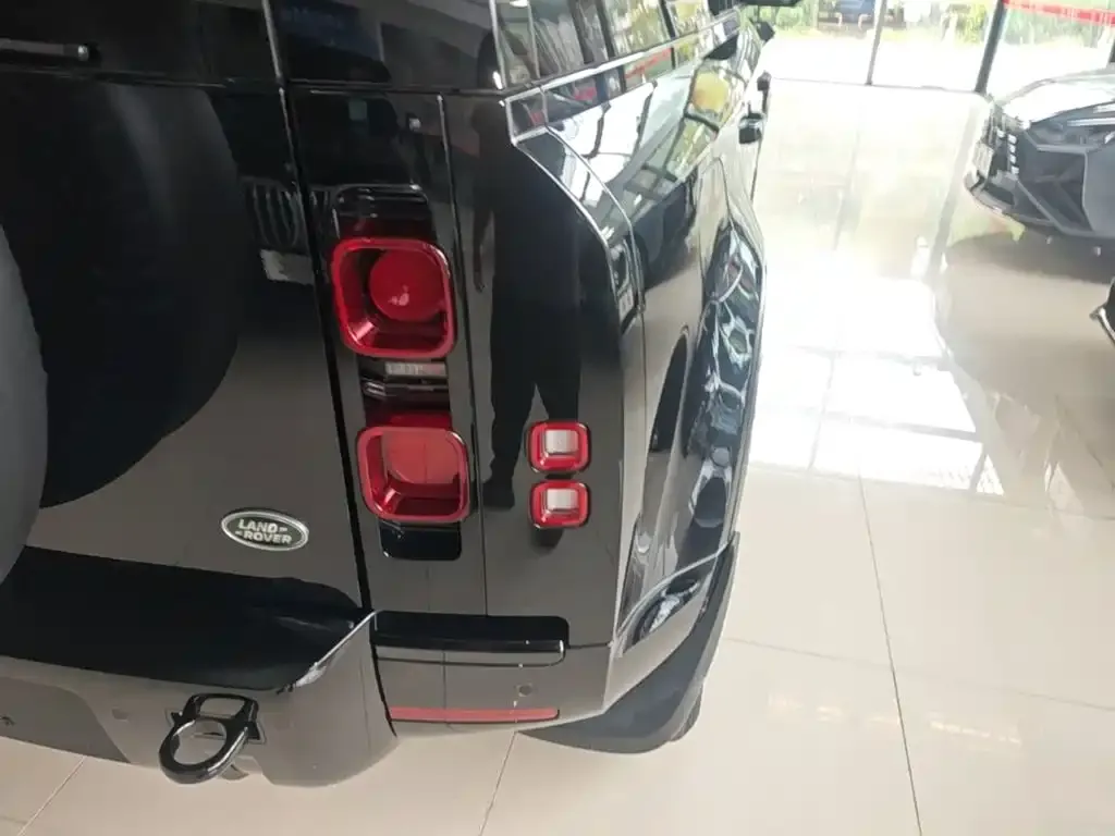 Land Rover Defender — фото 1