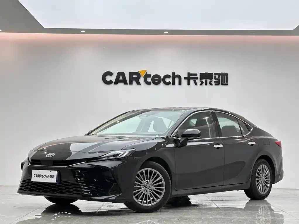 Toyota Camry — фото 1