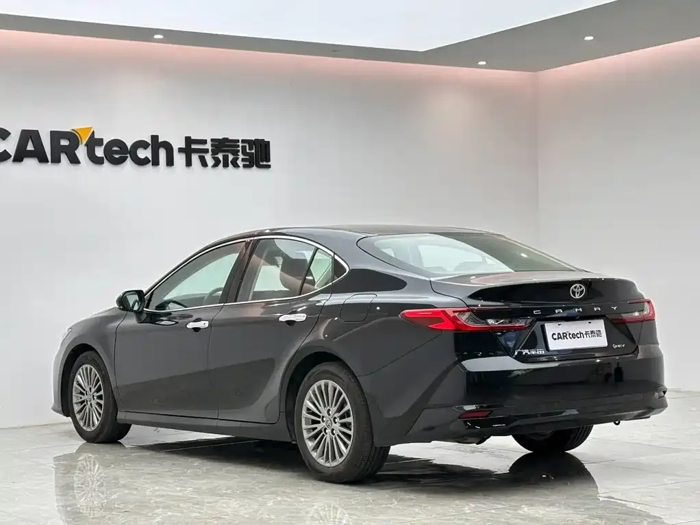 Toyota Camry — фото 3