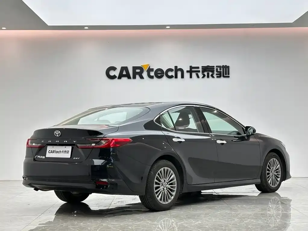 Toyota Camry — фото 2