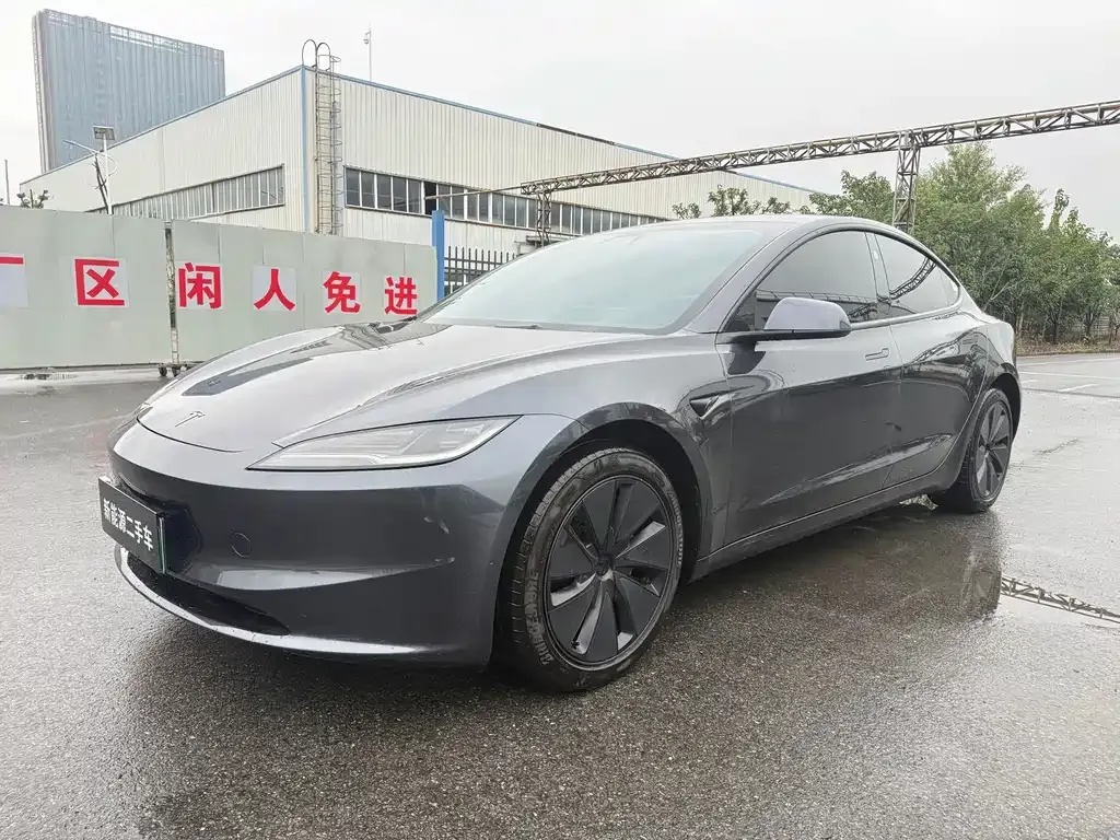 Tesla Model 3 — фото 1