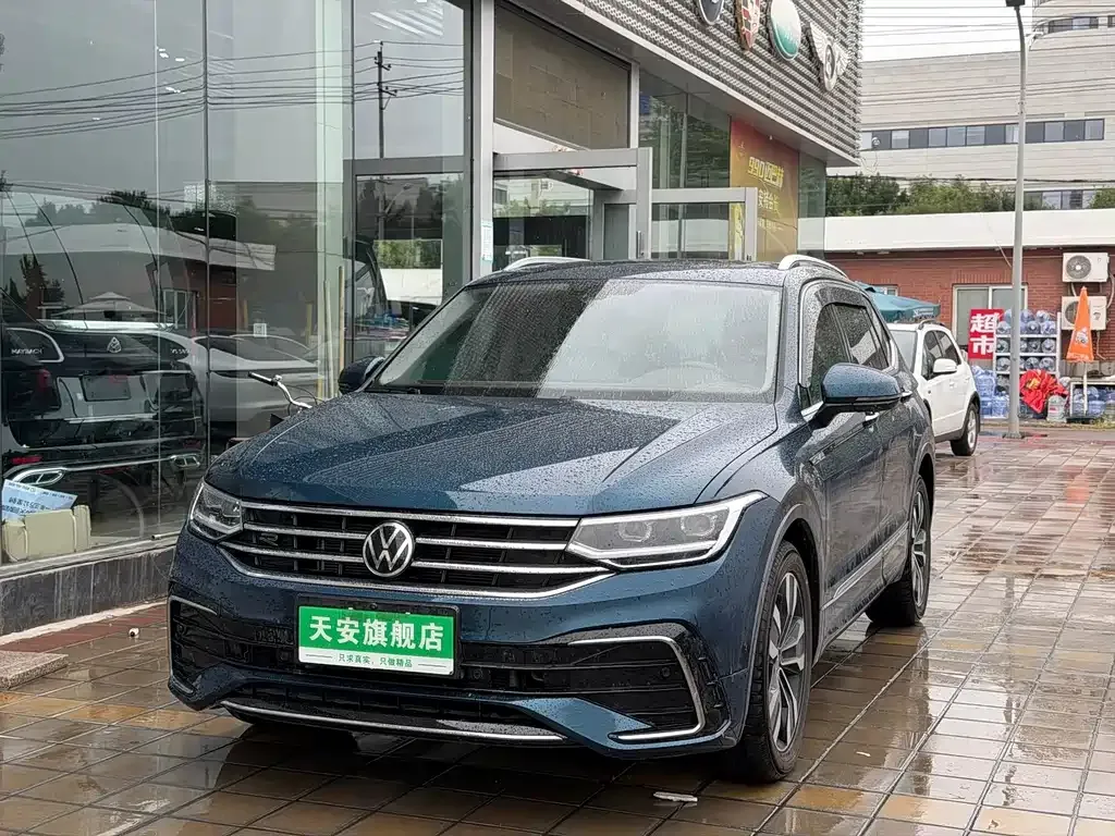 Volkswagen Tiguan L — фото 1