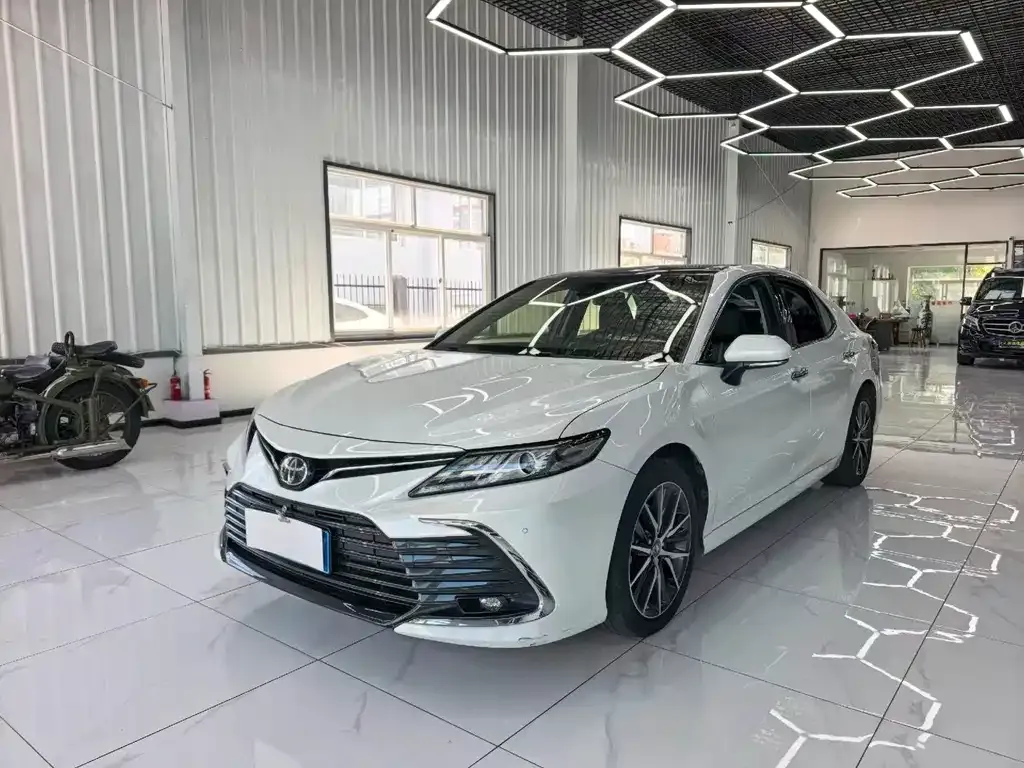 Toyota Camry — фото 1