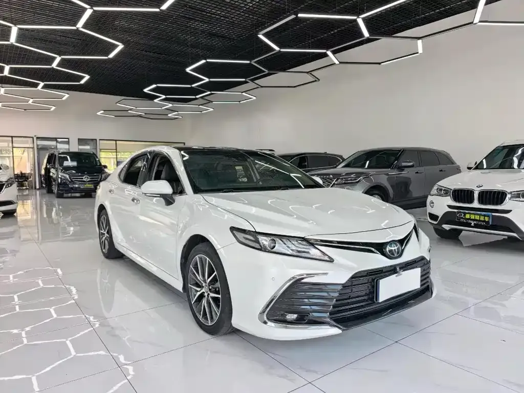 Toyota Camry — фото 2