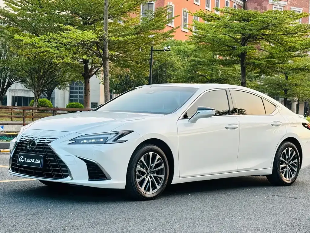Lexus ES — фото 1