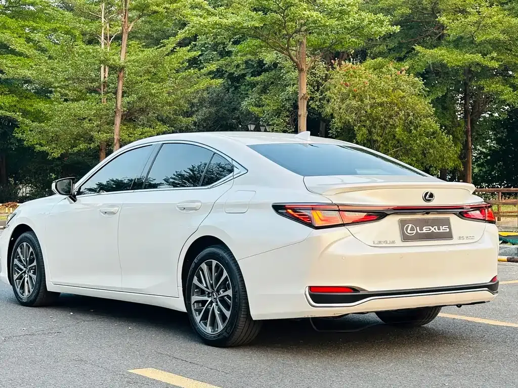 Lexus ES — фото 7