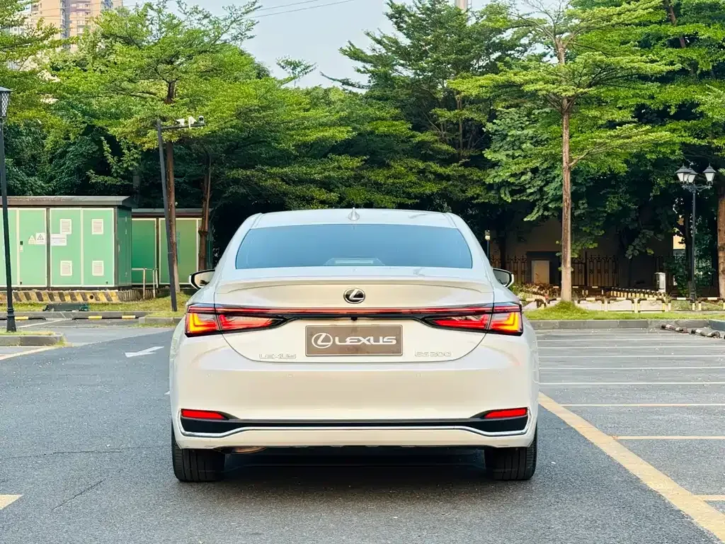 Lexus ES — фото 8