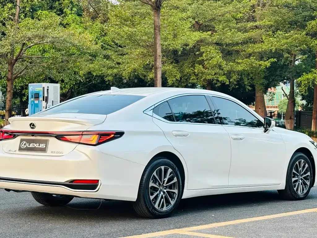 Lexus ES — фото 4