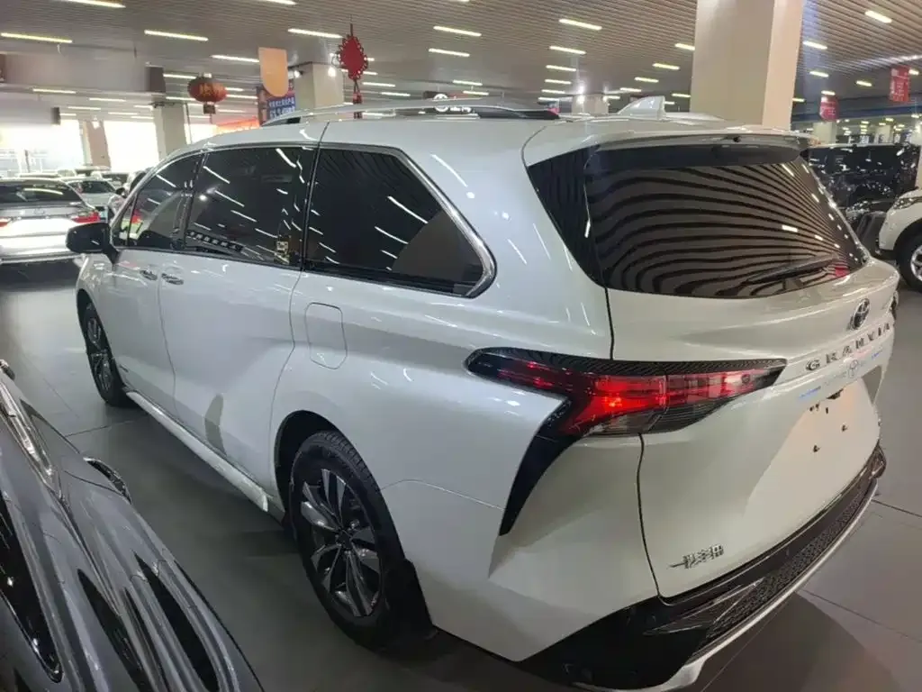 Toyota Granvia — фото 6