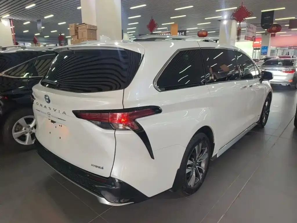 Toyota Granvia — фото 4