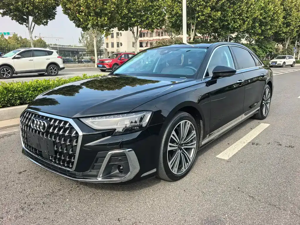 Audi A8 — фото 1