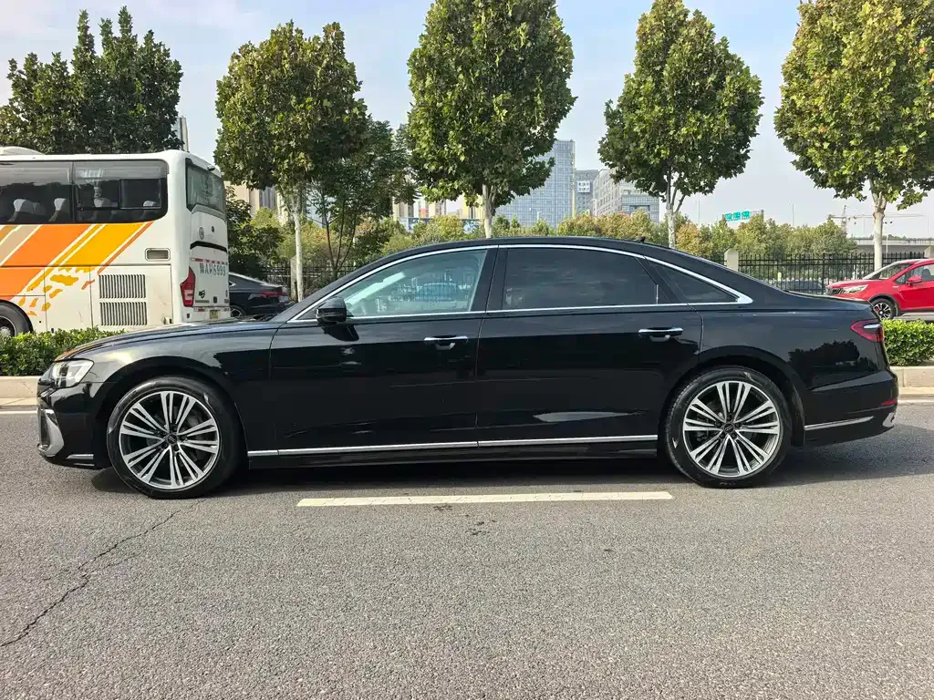 Audi A8 — фото 4
