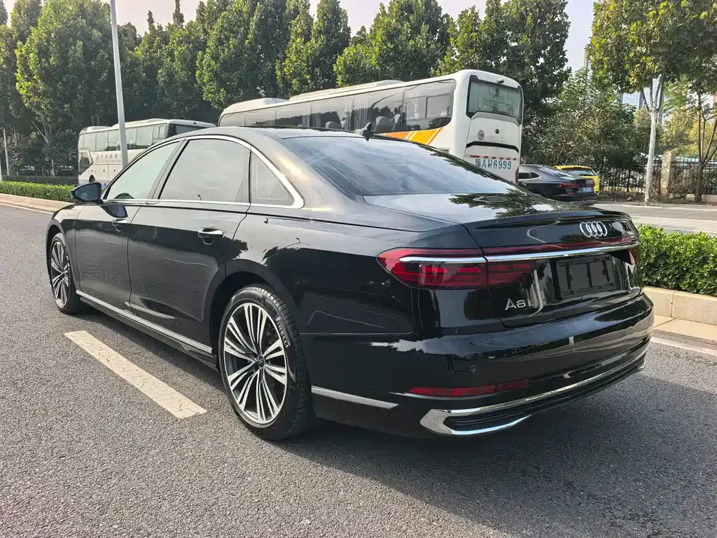 Audi A8 — фото 6