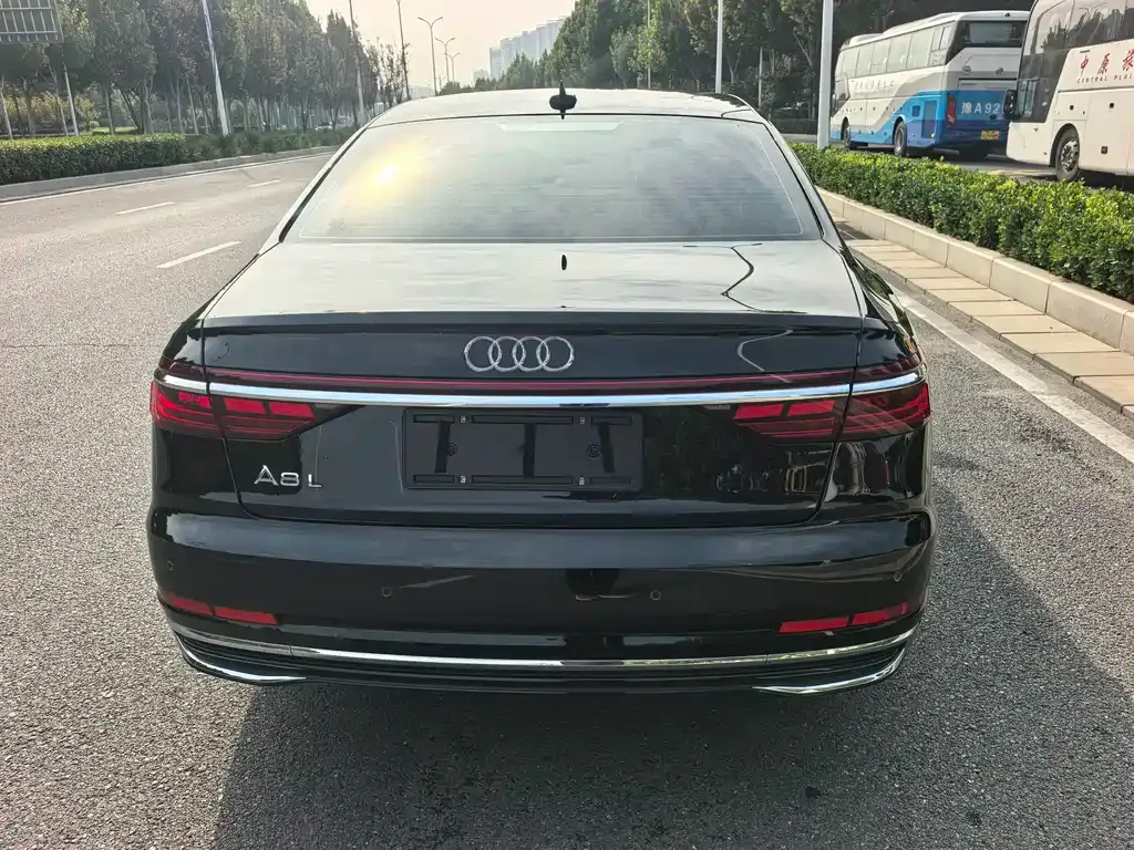 Audi A8 — фото 8