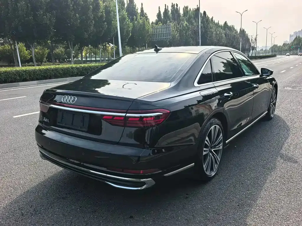 Audi A8 — фото 3