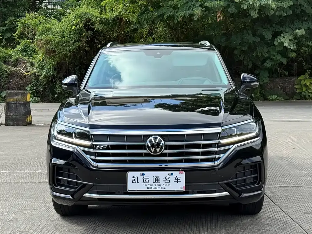 Volkswagen Touareg — фото 1