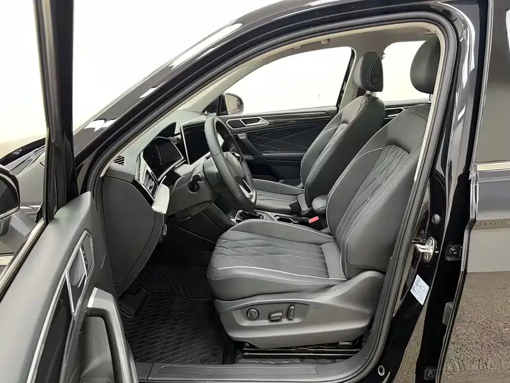 Volkswagen Tiguan L — фото 2