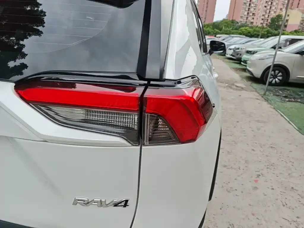 Toyota RAV4 — фото 3