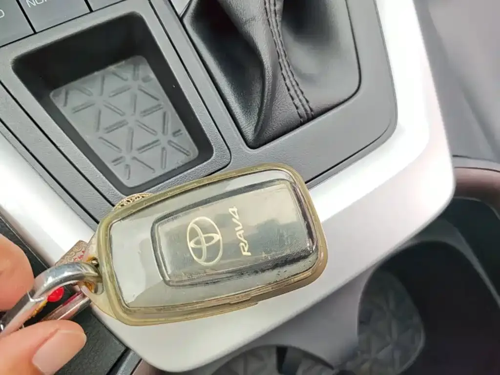 Toyota RAV4 — фото 10
