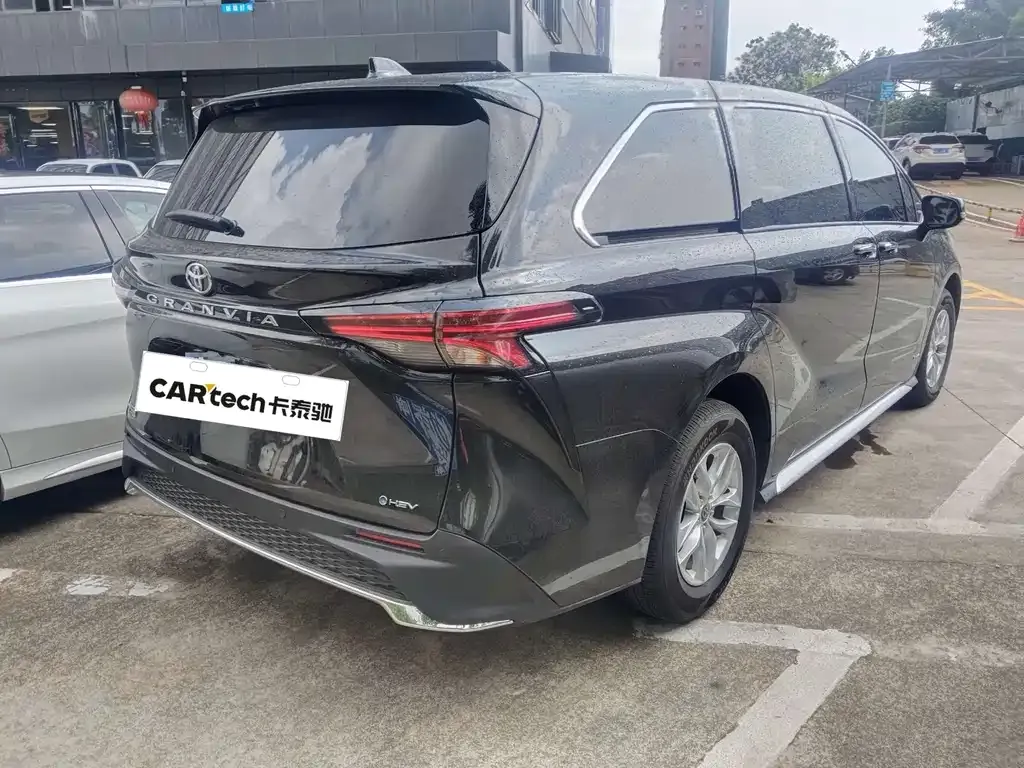 Toyota Granvia — фото 2