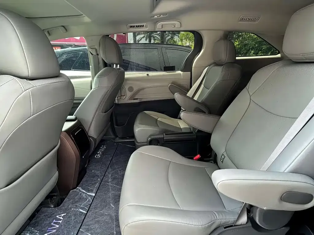 Toyota Granvia — фото 4
