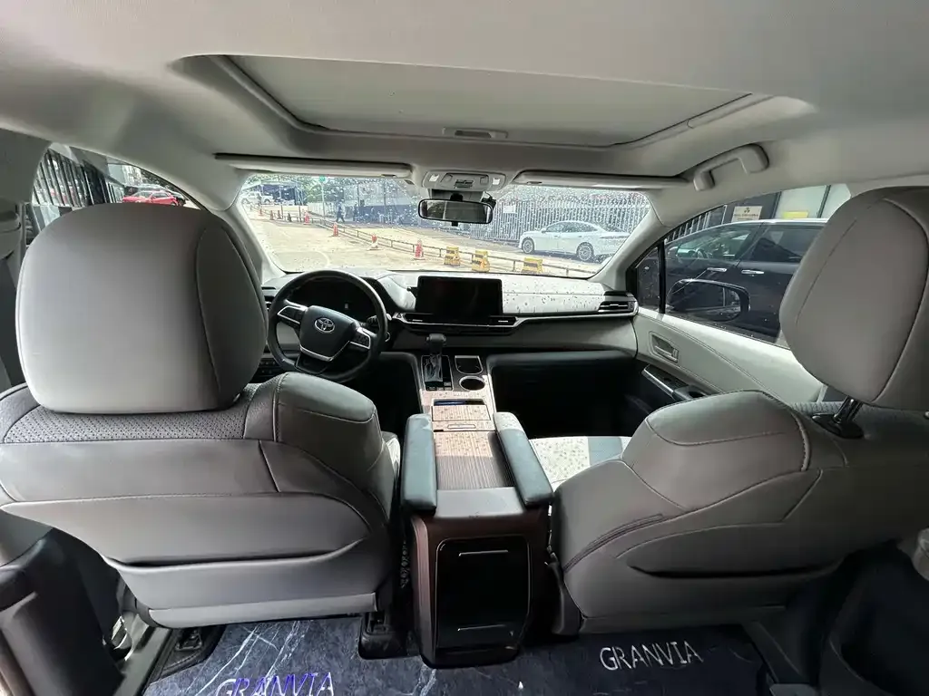 Toyota Granvia — фото 5