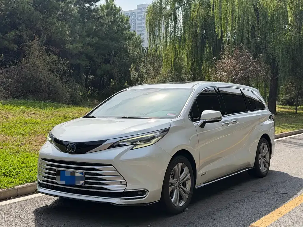 Toyota Sienna — фото 1