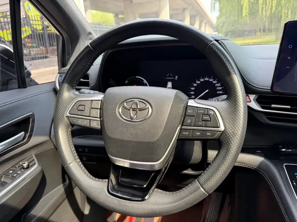Toyota Sienna — фото 3
