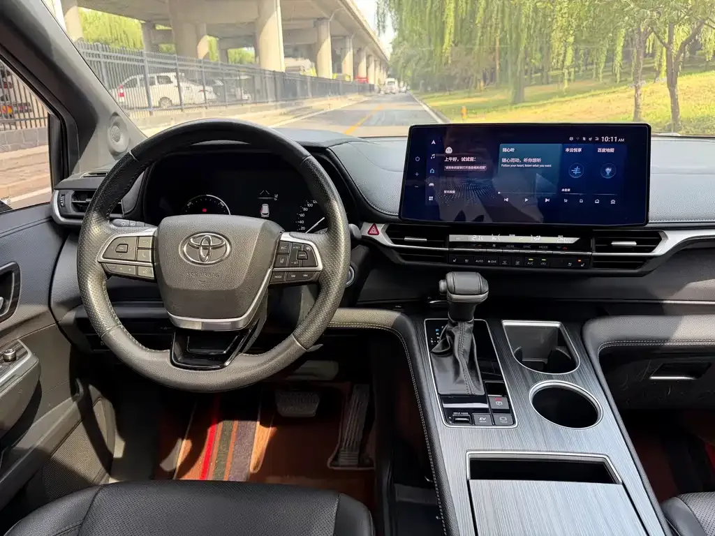 Toyota Sienna — фото 2