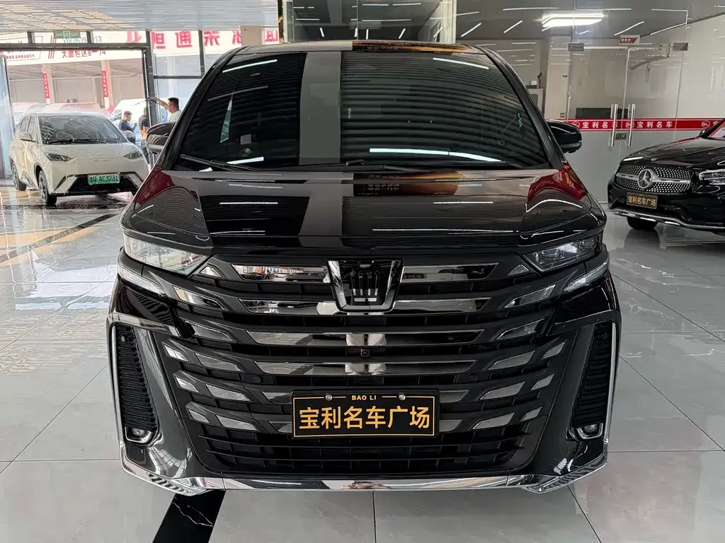 Toyota Vellfire — фото 1