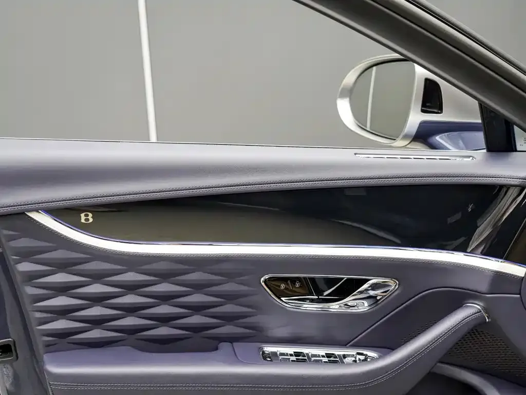 Bentley Flying Spur PHEV — фото 10