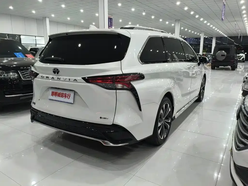 Toyota Granvia — фото 9