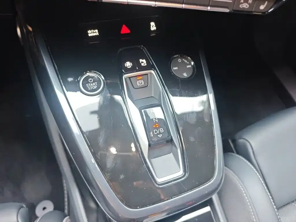Audi Q4 e-tron — фото 2