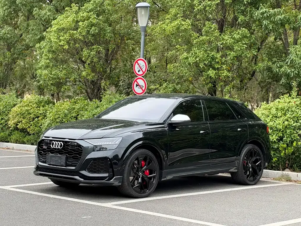 Audi RS Q8 — фото 1