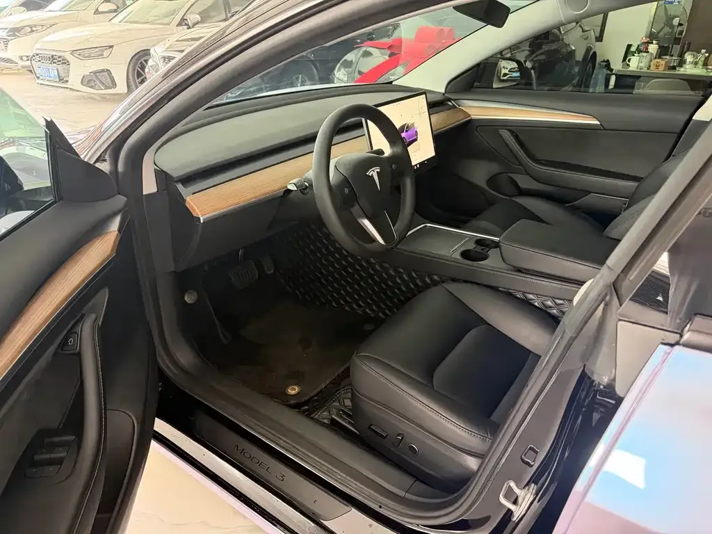 Tesla Model 3 — фото 4