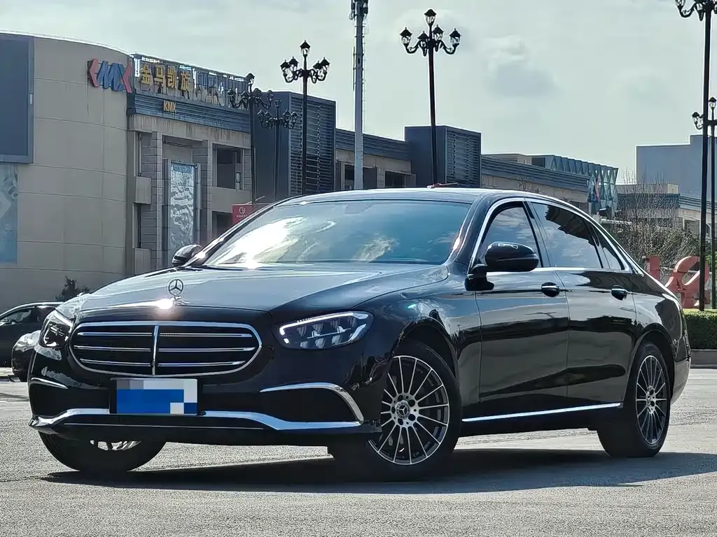 Mercedes-Benz E-Class — фото 1